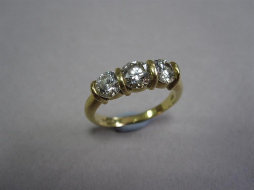 Lot 121 - A three stone diamond ring in 18ct yellow gold