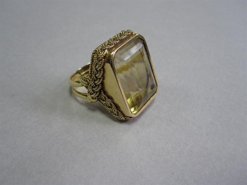 Lot 170 - A single stone citrine dress ring
