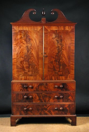 Lot 882 - A Regency mahogany press