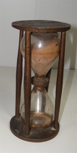 Lot 670 - A late 18th century hour glass