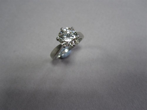Lot 183 - A single stone diamond ring