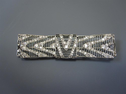 Lot 227 - An art deco diamond brooch