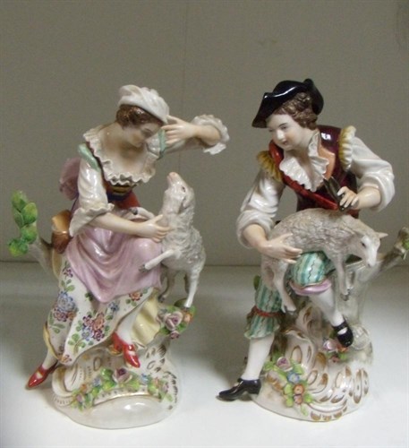 Lot 36 - A pair of 20th century Sitzendorf figures of a shepherd and shepherdess