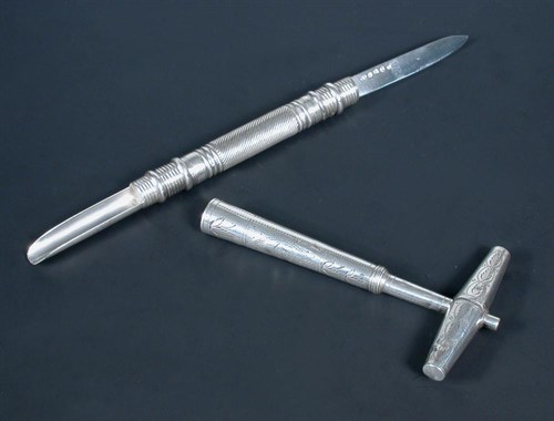 Lot 408 - A George III silver combination apple corer and fruit knife