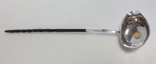 Lot 317 - A early 18th century silver punch ladle