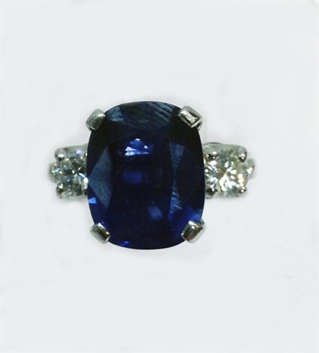 Lot 190 - A sapphire and diamond three stone ring