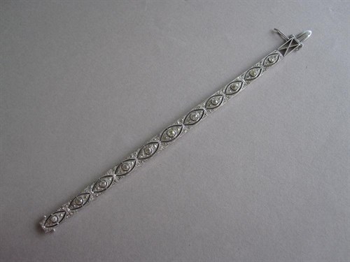 Lot 236 - An Art Deco diamond bracelet