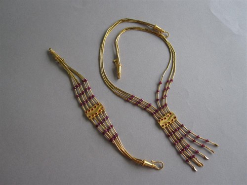 Lot 238 - An Egyptian ruby and gold necklace and bracelet suite