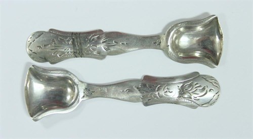 Lot 336 - A pair of Victorian silver Old English pattern salt shovels