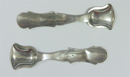 Lot 336 - A pair of Victorian silver Old English pattern salt shovels