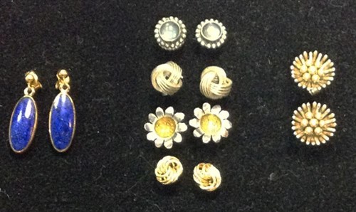 Lot 194 - A pair of 9ct bi-coloured gold flowerhead earstuds and five further pairs