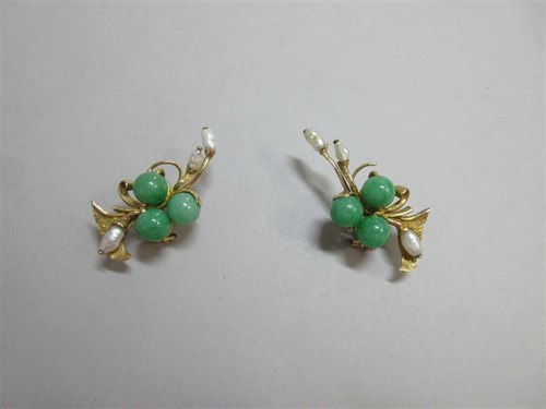 Lot 359 - A pair of jade and freshwater pearl earrings