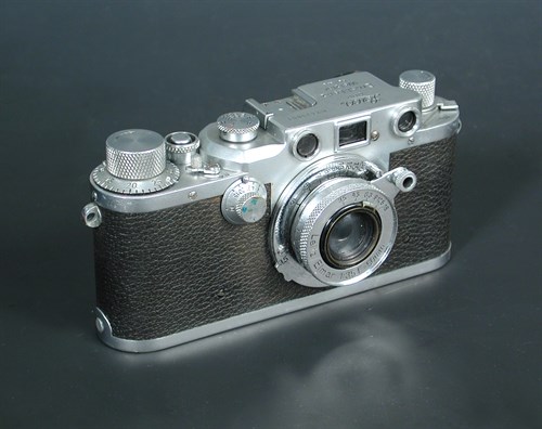 Lot 107 - A Leica model 3 camera with leather case, serial no. 439801
