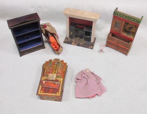 Lot 256 - A group of late Victorian dolls house...
