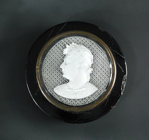 Lot 286 - An Apsley Pellatt sulphide of George IV set in a papier mache box