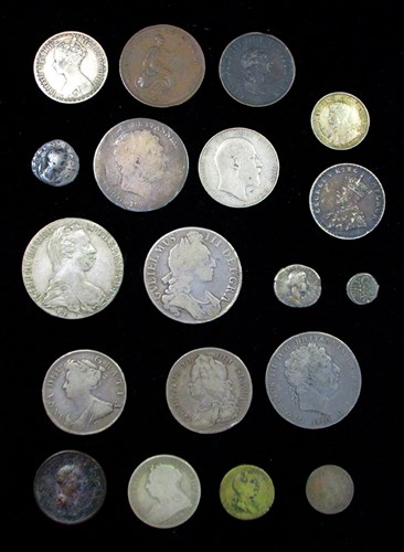 Lot 24 - A William III 1696 Crown (F) together with an...