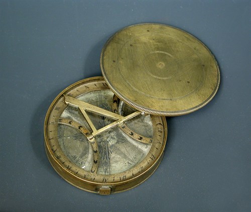 Lot 108 - A George III brass pocket compass