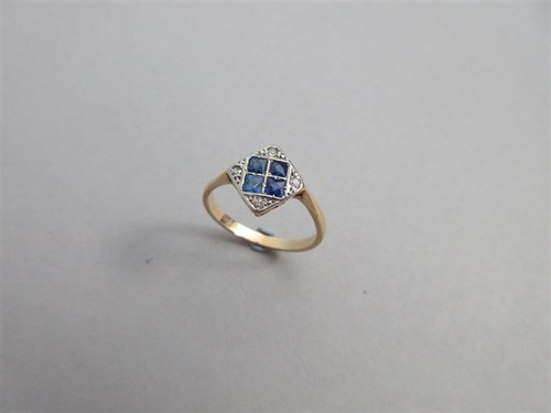 Lot 281 - An early 20th century sapphire and diamond ring