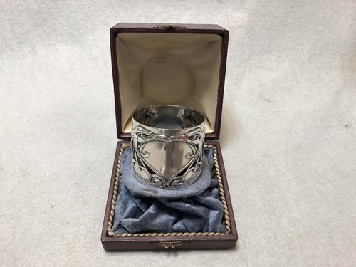 Lot 117 - A cased continental metalwares napkin ring