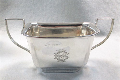 Lot 58 - An Art Déco style silver three piece tea set with hot water jug en suite