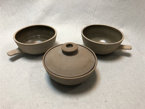 Lot 50 - Edmund de Waal (British, born 1964), a pair of bowls and a bowl and cover