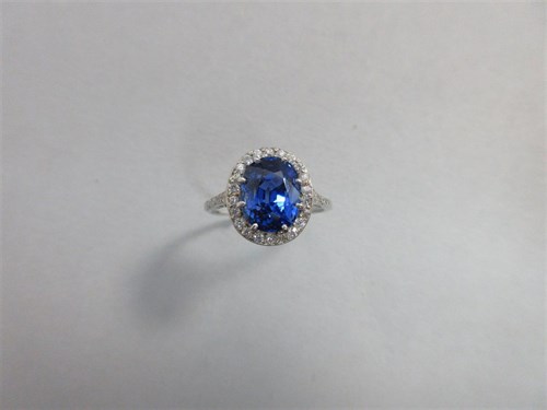 Lot 266 - A sapphire and diamond cluster ring