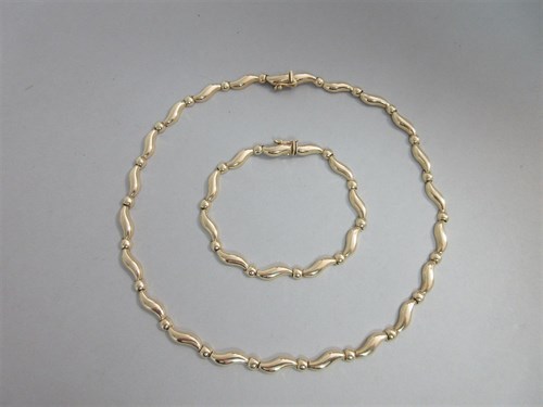 Lot 395 - A modern necklace, bracelet and earrings suite by Arpas