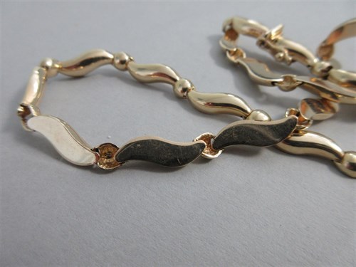 Lot 395 - A modern necklace, bracelet and earrings suite by Arpas