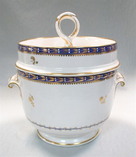 Lot 28 - A Derby two handled ice pail and cover, circa 1795