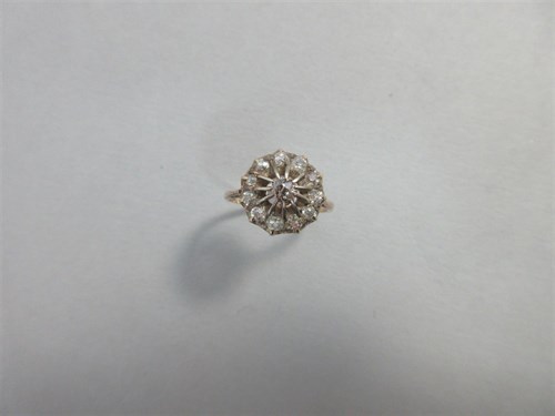 Lot 323 - A Victorian diamond cluster ring