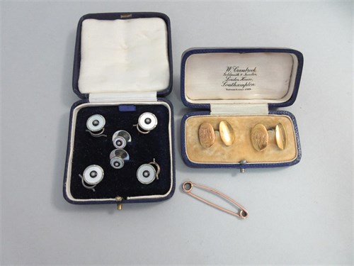 Lot 219 - A pair of antique gold double-ended cufflinks together with other gentleman's requisites