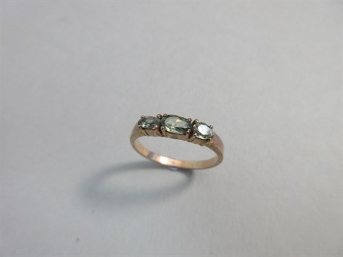 Lot 370 - An alexandrite three stone ring