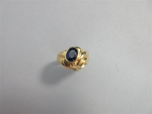 Lot 256 - A contemporary single stone sapphire ring