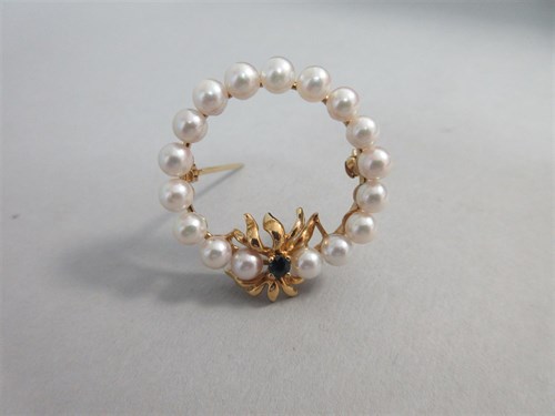 Lot 278 - A cultured pearl, sapphire and gold wreath brooch