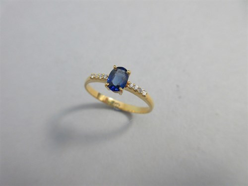 Lot 268 - A sapphire and diamond ring