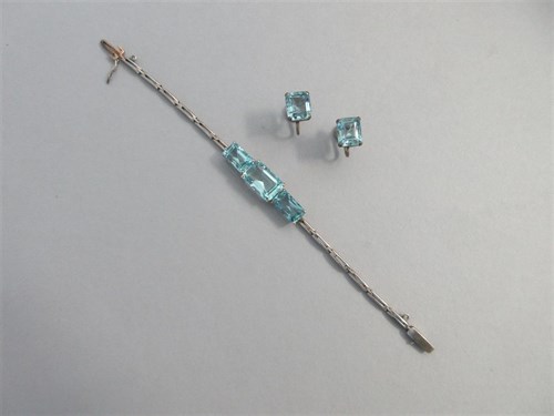 Lot 251 - A mid-20th century aquamarine bracelet and earring suite
