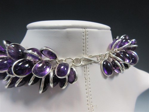 Lot 415 - A contemporary amethyst and silver statement necklace