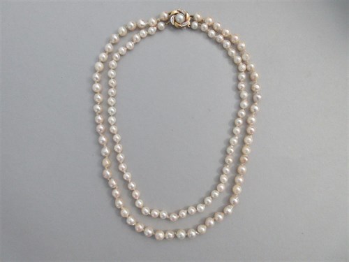 Lot 376 - A two row cultured pearl necklace with pearl and diamond clasp