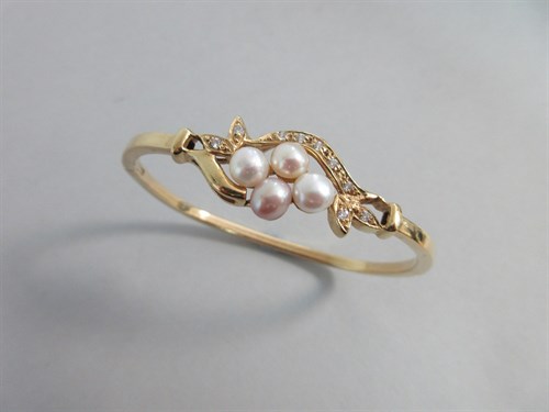 Lot 183 - A cultured pearl and white hardstone hinged...