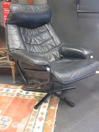 Lot 389 - A Skoghaug Industri leather reclining chair