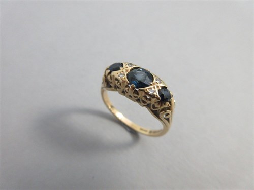 Lot 259 - An Edwardian style sapphire and diamond ring set in 18ct gold