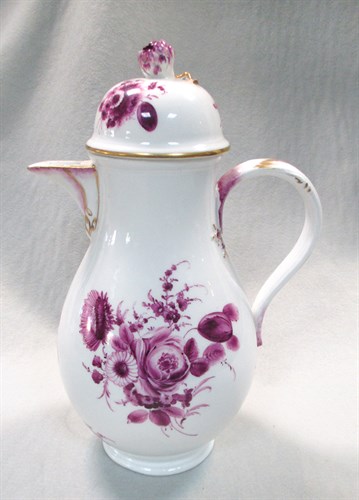 Lot 53 - An 18th century Meissen coffee pot and cover