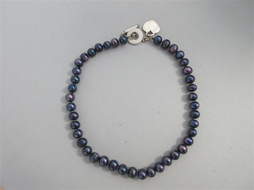 Lot 253 - A single row of deadly nightshade coloured pearls