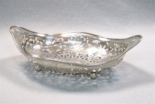 Lot 9 - An early 20th century American silver sweetmeat dish