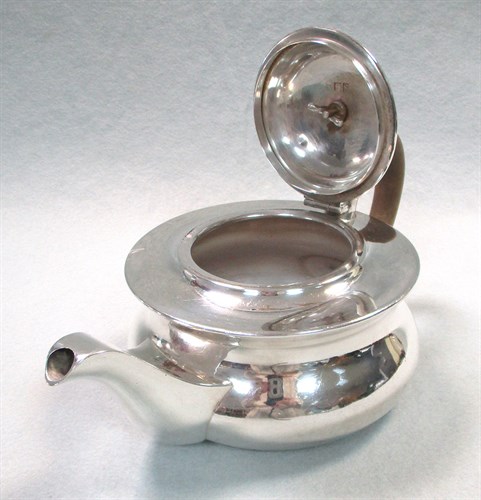 Lot 41 - A George V silver bachelor teapot