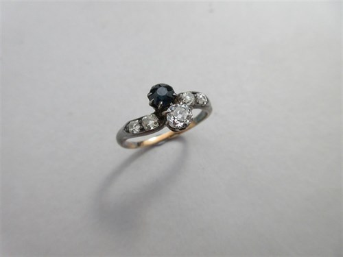 Lot 276 - An early 20th century sapphire and diamond crossover ring