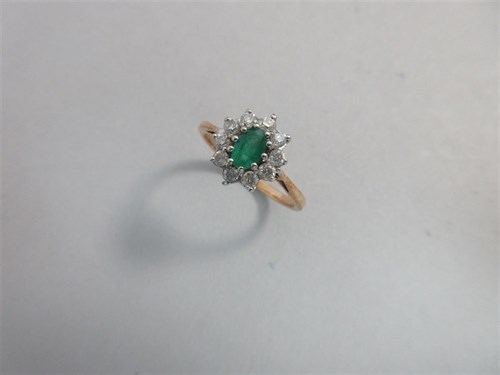 Lot 371 - An emerald and diamond cluster ring
