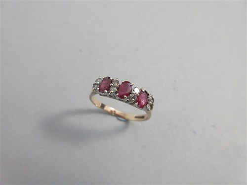 Lot 429 - A ruby and diamond ring