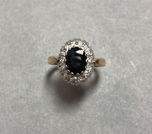 Lot 236 - A sapphire and diamond cluster ring set in 18ct gold