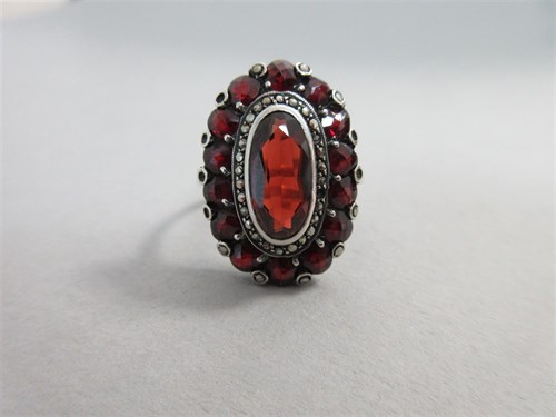 Lot 331 - A garnet and marcasite ring